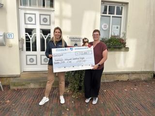 Scheckübergabe breit